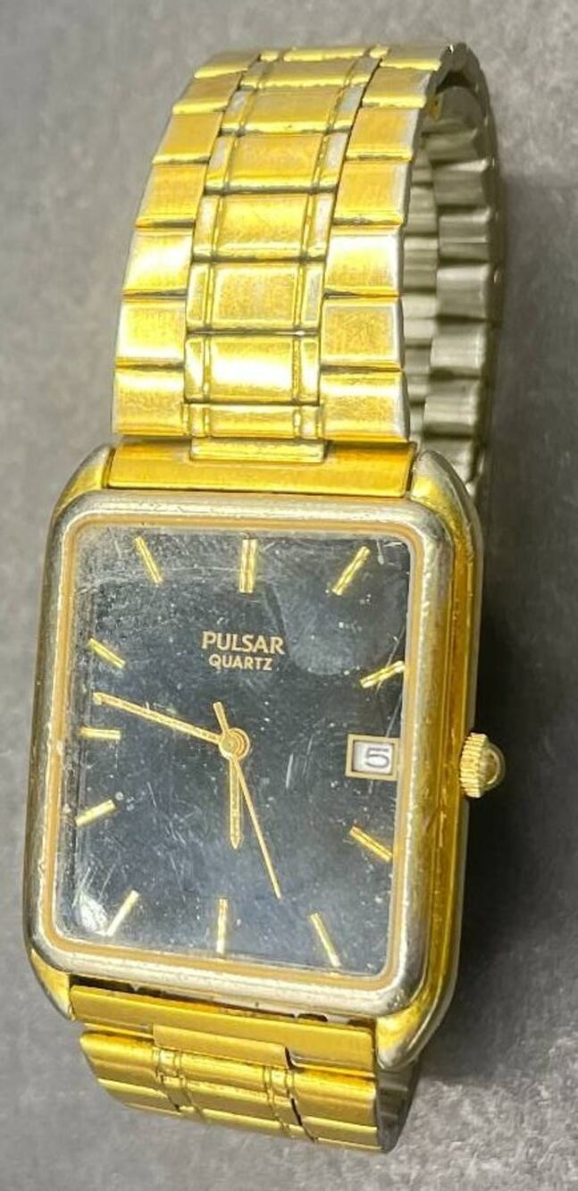 Pulsar Quartz VZ22-X009 Watch Gold Tone Rectangular Black Dial Vintage Band